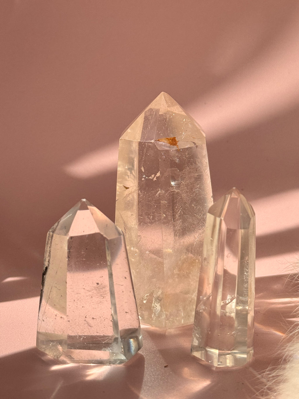 Trio van bergkristal obelisken