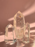 Trio van bergkristal obelisken