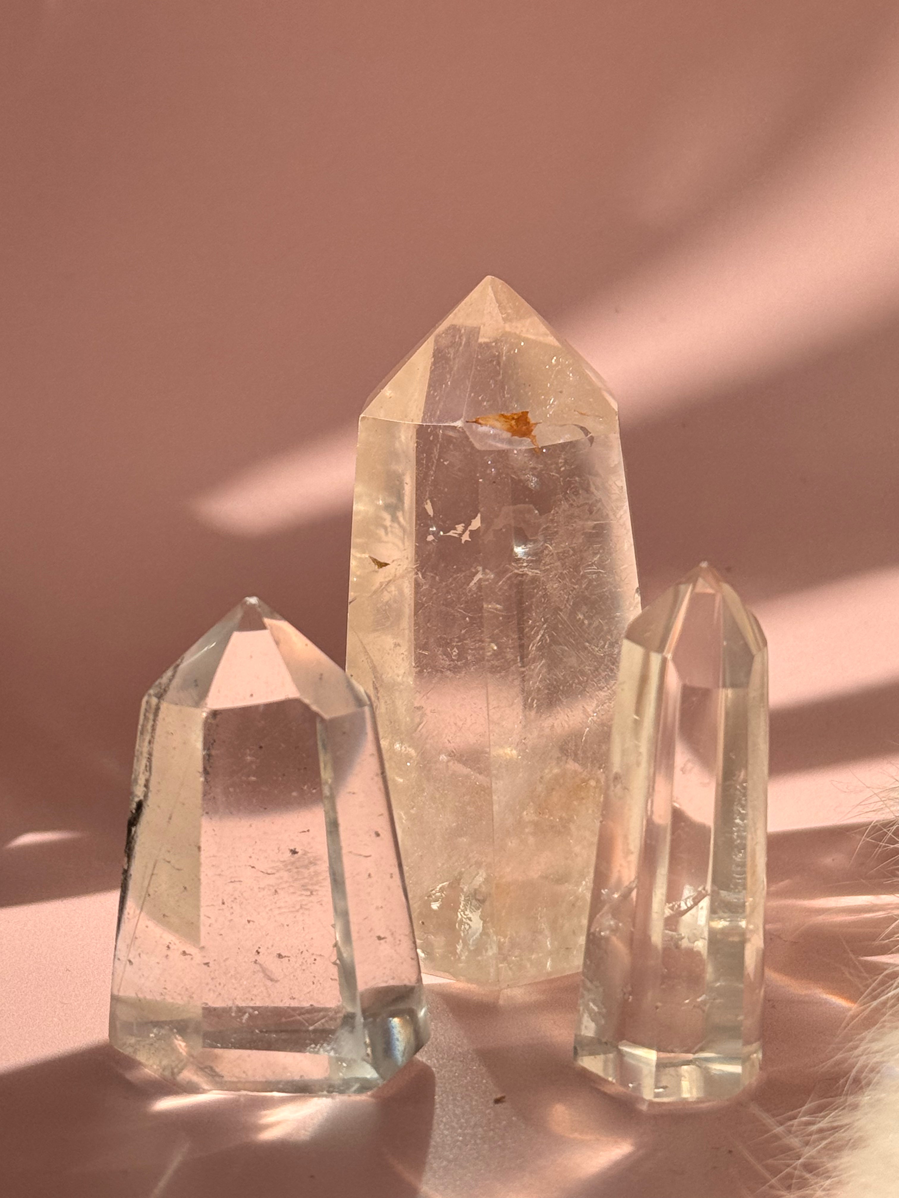 Trio van bergkristal obelisken