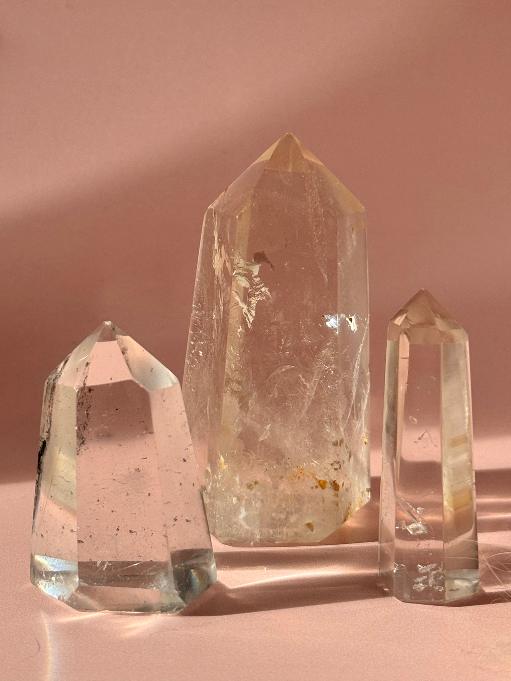 Trio van bergkristal obelisken